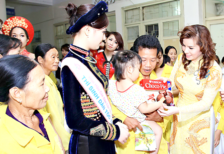 Ban tổ chức và thí sinh dự thi hoa hậu các dân tộc Việt Nam đi làm từ thiện tại Bệnh viện Châm cứu Trung ương.

